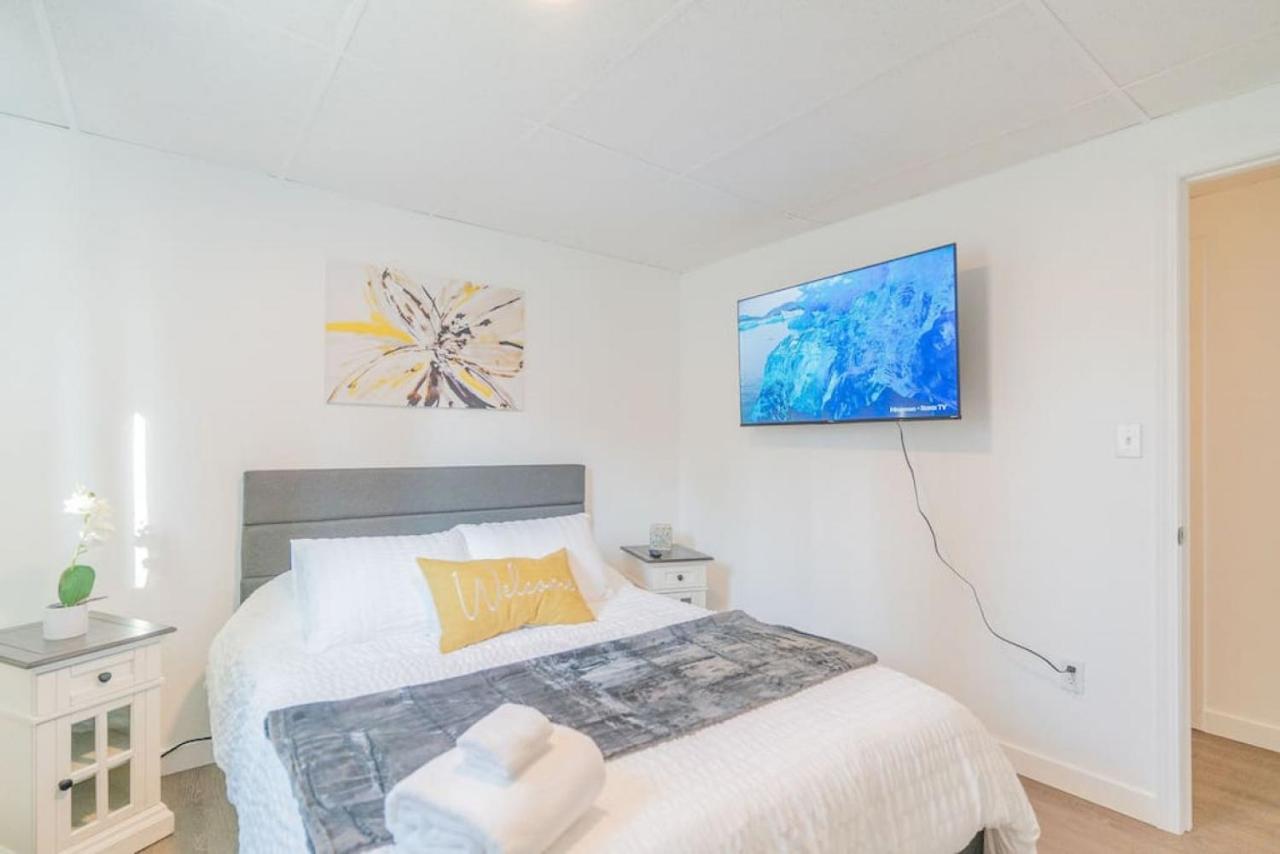 Executive Work Space With Modern Charm Apartment *